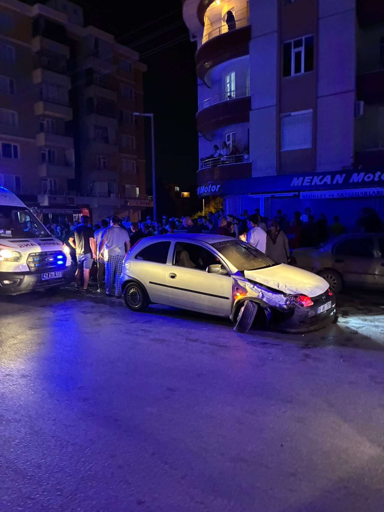 Konya’nın merkezinde gece yarısı büyük kaza! 8 yaralı var 13